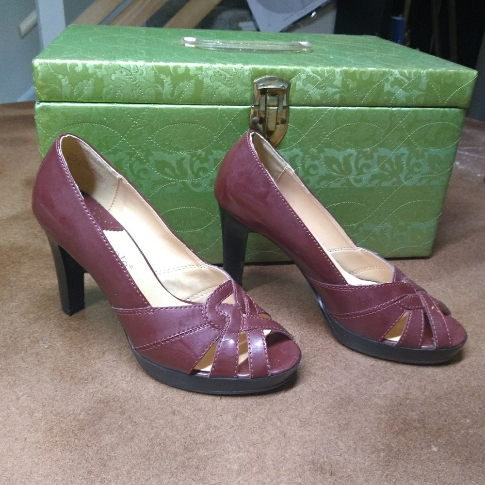 Open toe burgundy heels - Picture 4 of 4